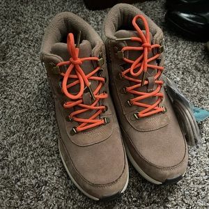 Toms hiking boots Cascada size 9 NWT